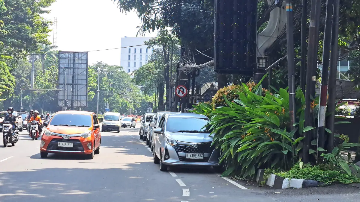 Kendaraan yang parkir liar di jalur sepeda Kota Bogor. Foto: Dok Radar Bogor