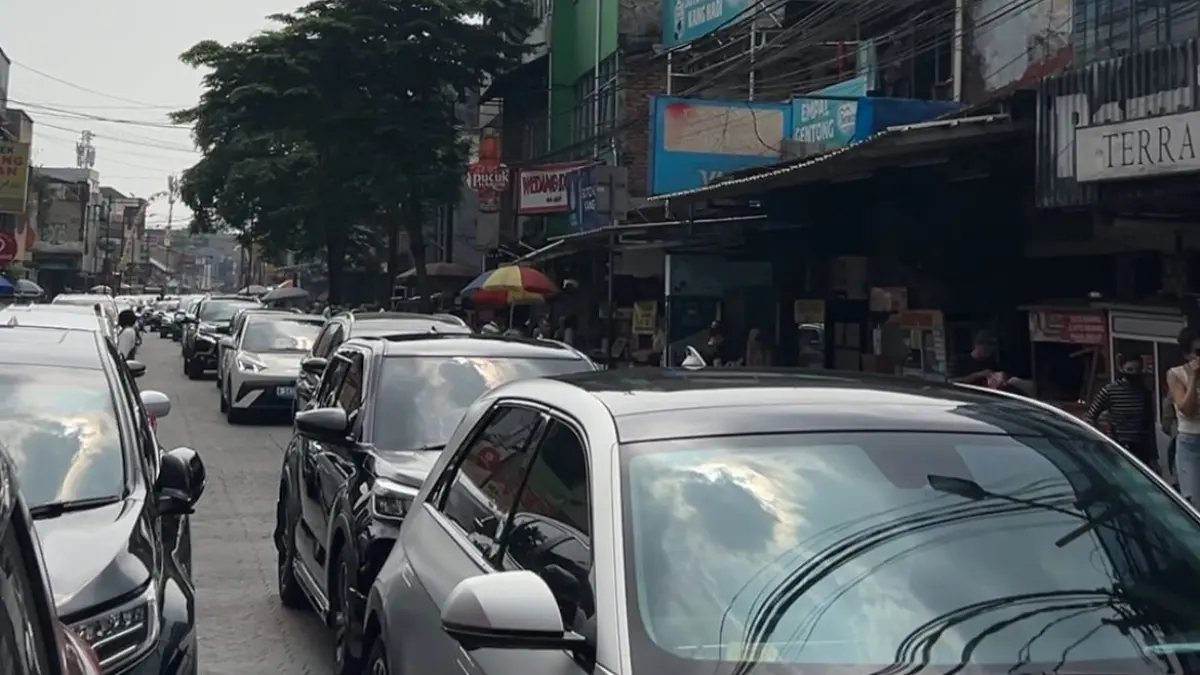 Kepadatan arus lalu lintas di Jalan Suryakencana Kota Bogor sudah dipadati wisatawan. Foto: Fauzan/Radar Bogor