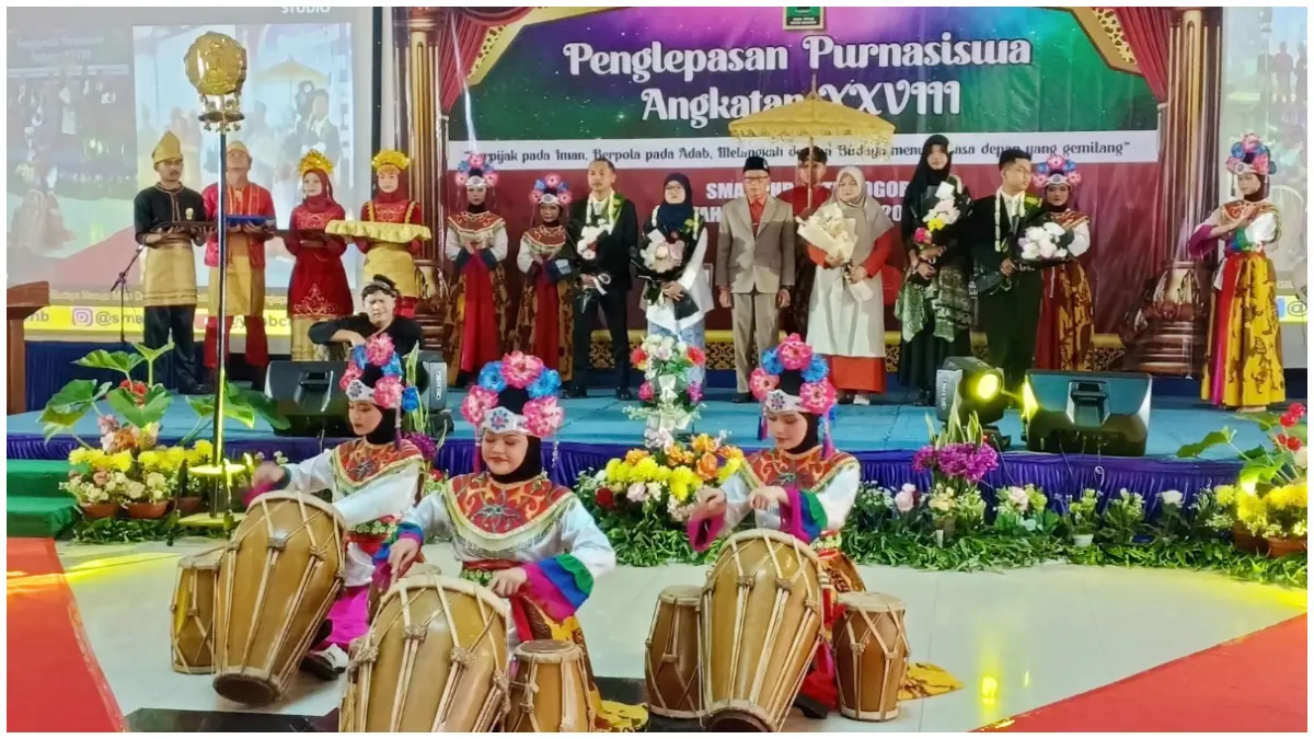 Momen pemberian penghargaan kepada siswa terbaik pada Penglepasan Purnasiswa SMA YPHB Kota Bogor, Kamis 14 Mei 2026. (Foto: Fikri/Radar Bogor)