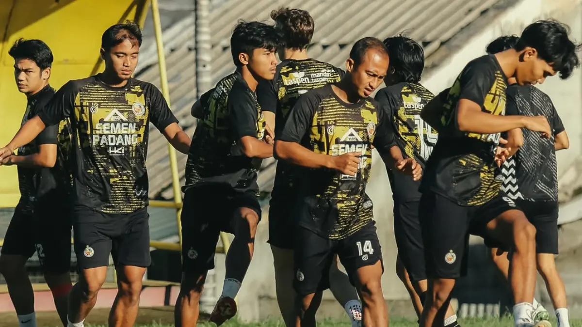 Para pemain Semen Padang sedang berlatih jelang lawan Persebaya Surabaya. (Instagram @semenpadangfcid)