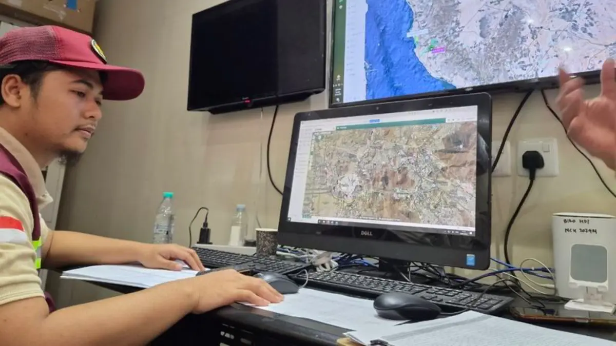 Ruang kendali kecil di Daker Makkah untuk memantau pergerakan ribuan Jamaah Haji Indonesia selama 24 Jam. Fotto: PPIH Media Center Haji 2026