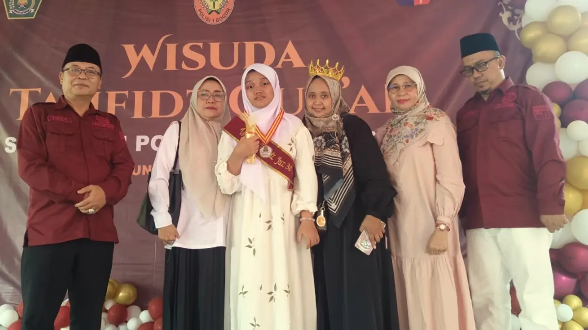 Siswi SDN Kebon Pedes 1, Indira Adiba Humaira berhasil mengikuti wisuda tahfiz Al-Qur’an.