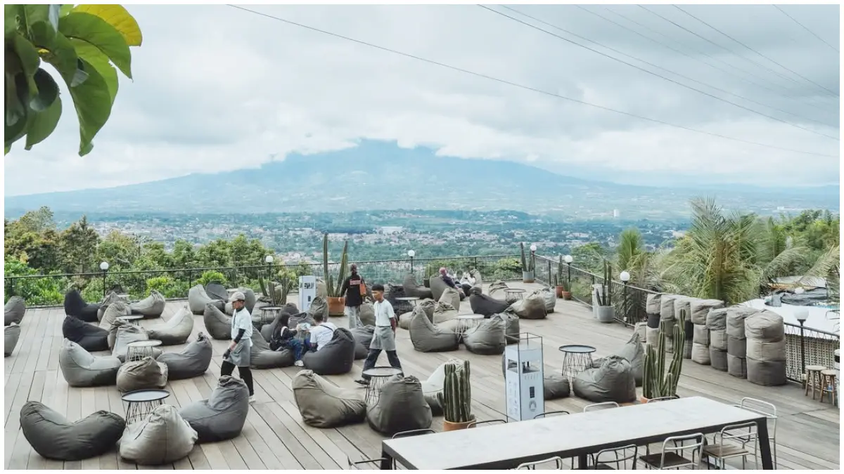 Suasana area outdoor Kopi Nako Kebon Jati di kawasan Megamendung, Kabupaten Bogor. (Foto: Instagram @coffeeineseeker dan @kopinako.kebonjati)