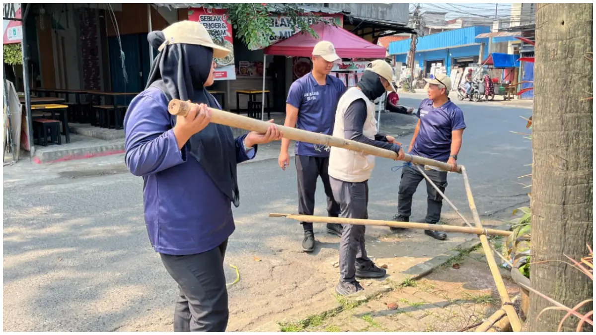 Tim Maung ASRI Kota Depok saat membongkar baliho dan spanduk liar di jalan akses UI Cimanggis. 