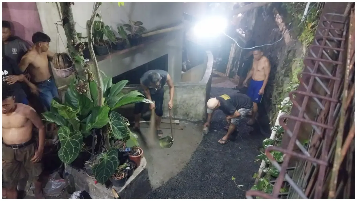 Warga saat mempernaiki Jalan Sekip yang jadi jalur alternatif Batutulis Kota Bogor. (Foto : Dzikry/Radar Bogor)