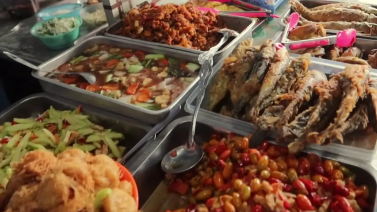 Banyak menu pilihan di Warteg Kecamatan Citeureup, Kabupaten Bogor.