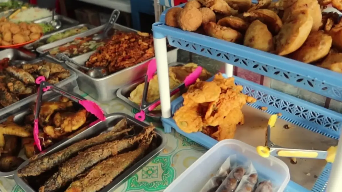 Berbagai menu kuliner Warteg di Kecamatan Sukaraja, Kabupaten Bogor enak dan murah.