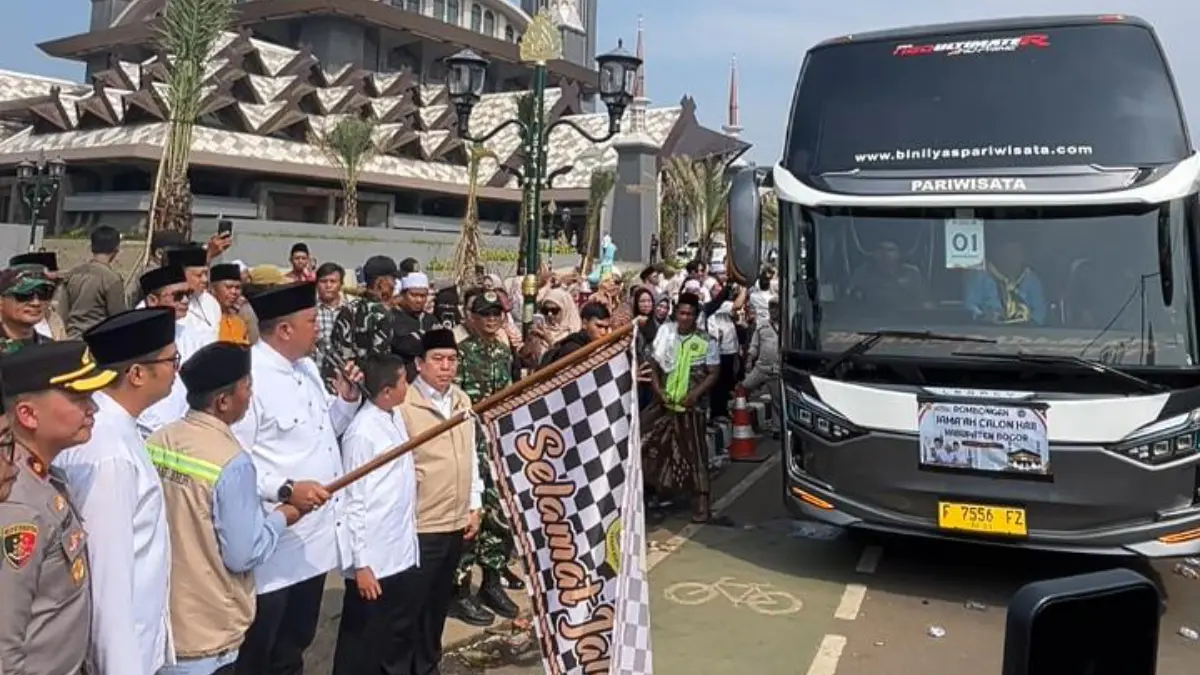 Bupati Bogor Rudy Susmanto saat melepas calon jamaah haji asal Bogor di Masjid Nurul Wathon. Foto: Billy/Radar Bogor.
