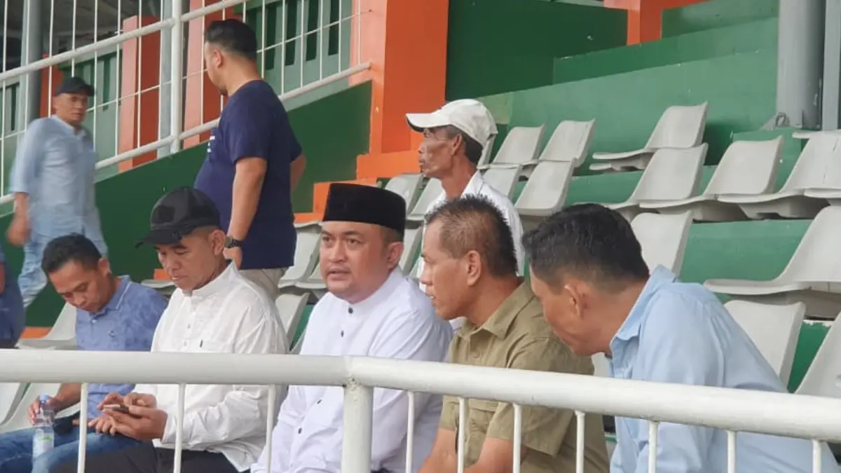 Bupati Bogor Rudy Susmanto saat meninjau Stadion Mini Cibinong. (Billy/Radar Bogor)