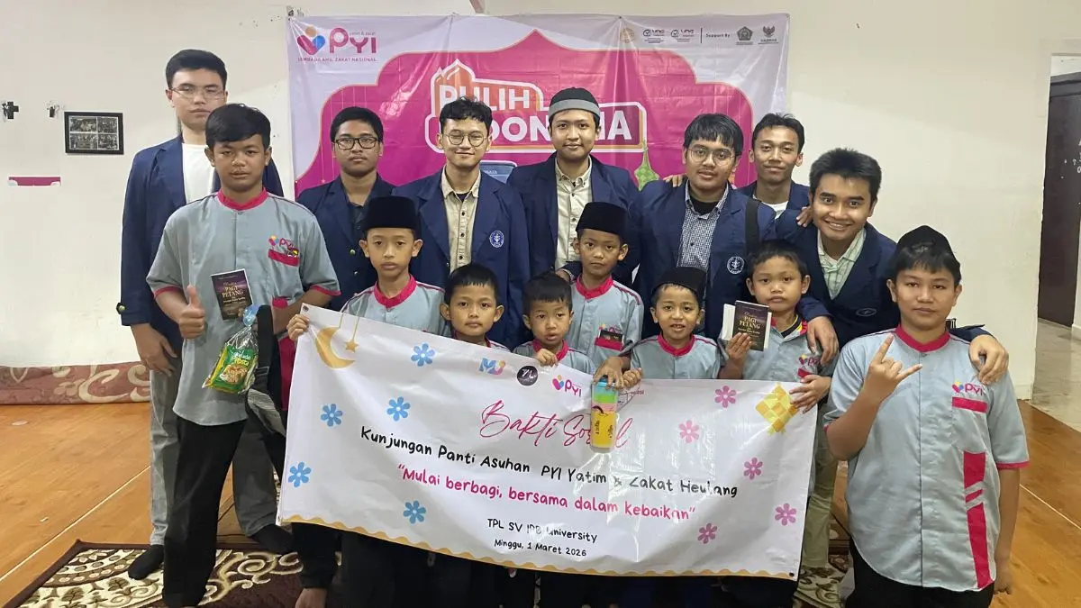 Mahasiswa IPB menyerahkan donasi serta berinteraksi dengan anak-anak panti asuhan sebagai bentuk kepedulian sosial.
