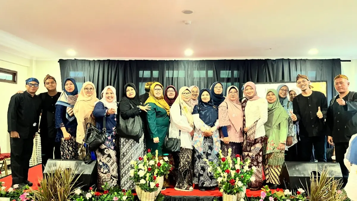 Para guru sejarah yang tergabung dalam MGMP Sejarah Kota dan Kabupaten Bogor bersama budayawan.  (Foto : Hesti Dwi Rachmawati)