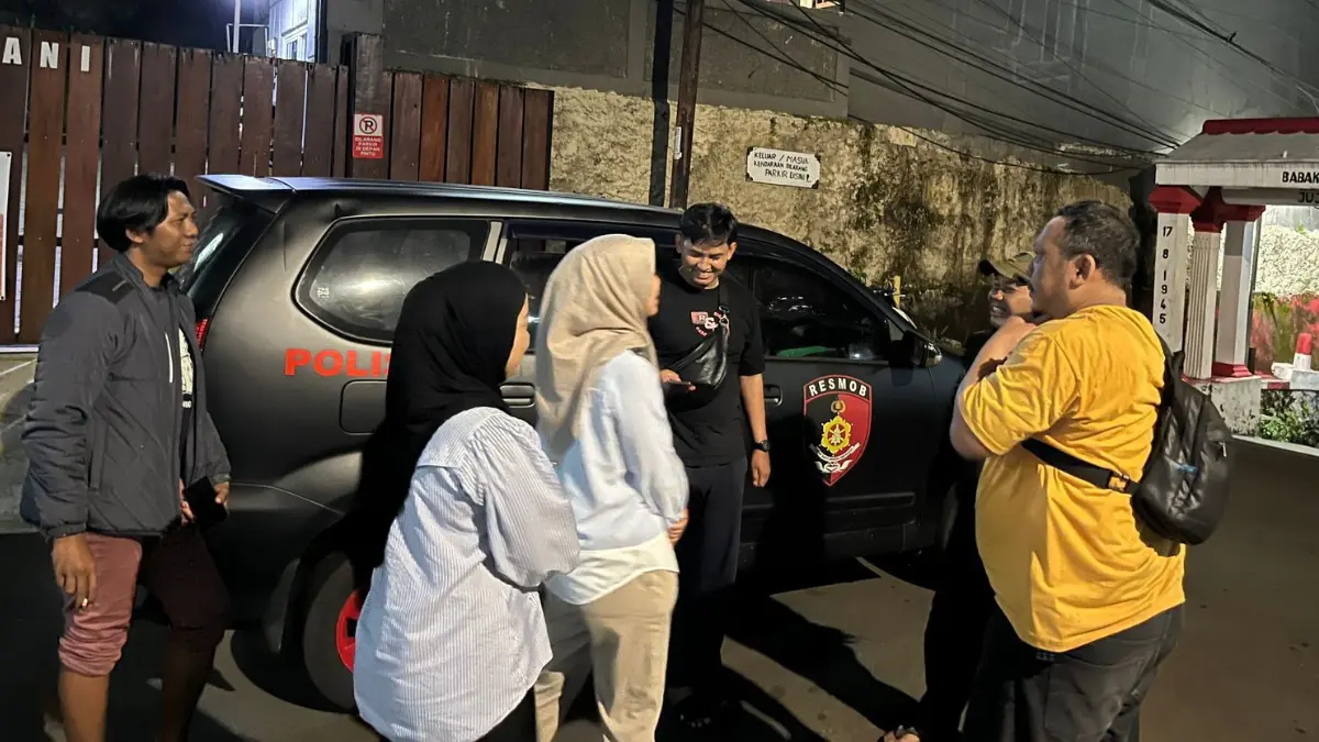 Personel Polresta Bogor Kota saat mendatangi rumah seorang warga Baranangsiang Kota Bogor yang viral di media sosial. (Humas Polresta Bogor Kota)