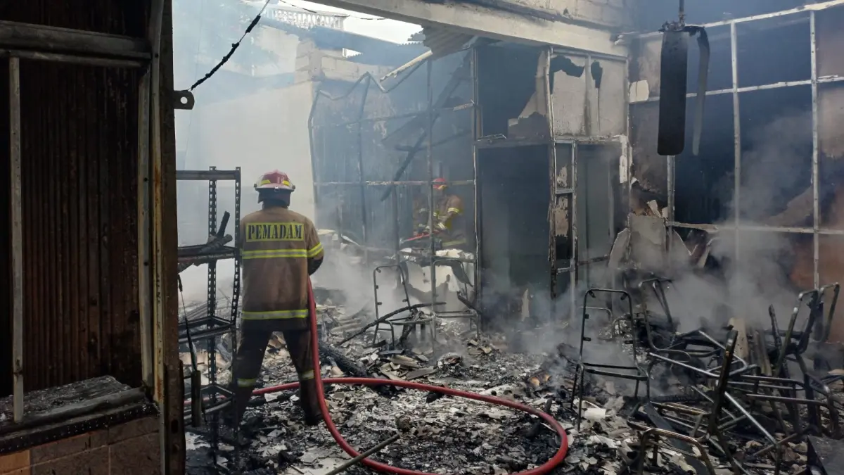 Petugas pemdam kebakaran Kota Depk padamkan api di rumah makan padang yang ludes dilalap api. Foto: DPKB Kota Depok for Radar Bogor
