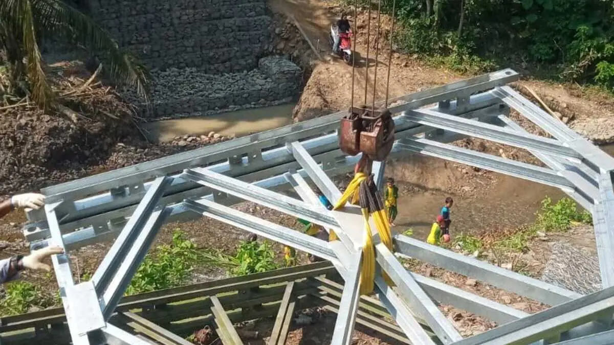 Petugas tengah melakukan penurunan material untuk persiapan pemasangan jembatan Bailey di Kecamatan Tanjungsari, Kabupaten Bogor. Foto: Diskominfo for Radar Bogor