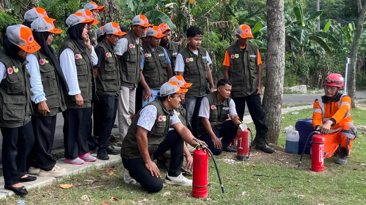 PT Solusi Bangun Indonesia Tbk Pabrik Narogong, anak usaha PT Semen Indonesia (Persero) Tbk - SIG menggelar pelatihan dan pembentukan Desa Tangguh Bencana (Destana) bagi warga Desa Ligarmukti, Kabupaten Bogor. (Dok. Solusi Bangun Indonesia)