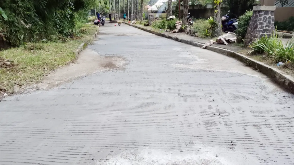 Warga Perumahan Bukit Sakinah, Kecamatan Leuwiliang, Kabupaten Bogor melakukan pengecoran jalan secara swadaya. (Dok. Ketua RW 10 Bukit Sakinah)
