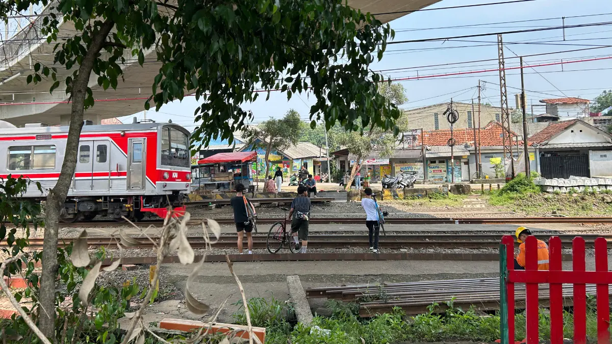 Warga yang nekat nyebrang di lintasan kereta Martadinata Kota Bogor. Foto: Fauzan/Radar Bogor