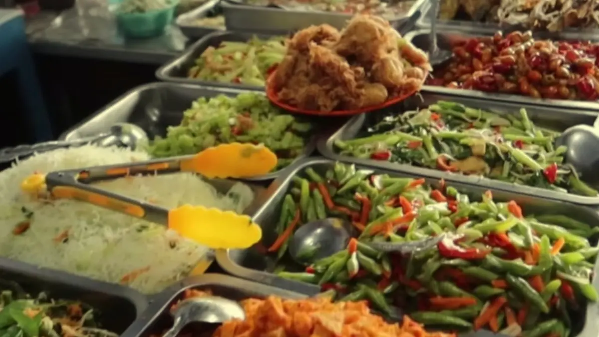 Warteg di Kecamatan Cibinong Bogor menawarkan berbagai menu enak serta murah.