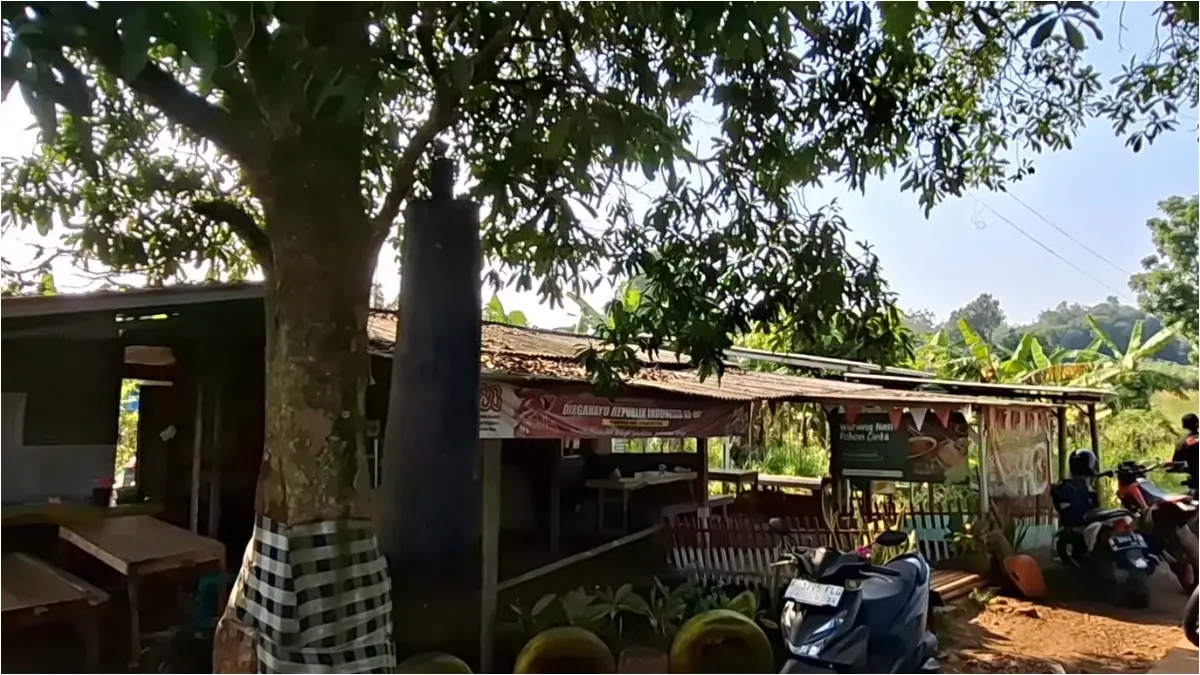 Warung Laban Pohon Cinta Bekasi. (Foto: YouTube Plesiran asik)