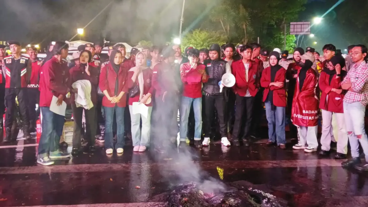 BEM Umbara menggelar demonstrasi di depan Istana Bogor, Sabtu, 16 Mei 2026. (Fikri/Radar Bogor)