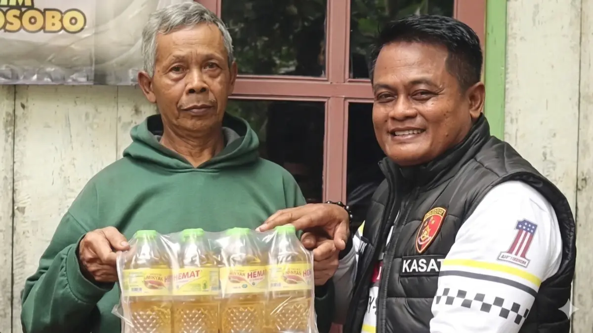 Kasat Reskrim Polres Wonosobo, AKP Arif Kristiawan menyerahkan Bansos.
