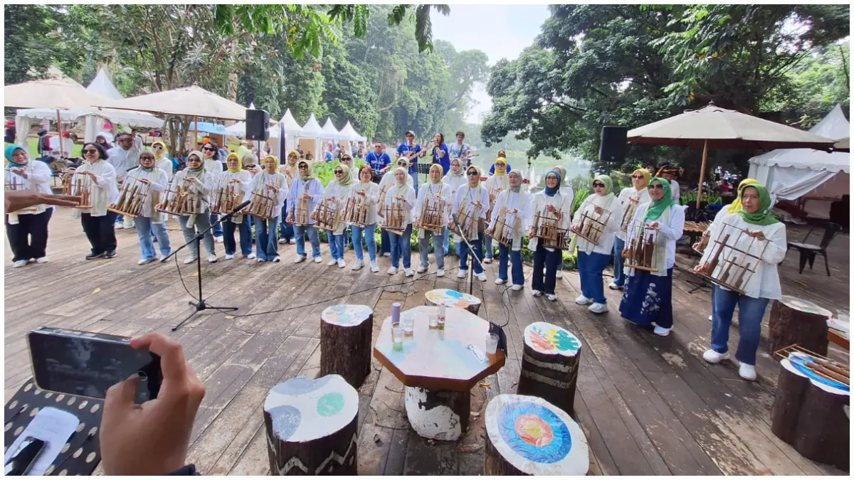 Komunitas Angklung Srikandi Bogor Baru saat tampil menghibur pengunjung di kawasan Danau Gunting Kebun Raya Bogor, Sabtu 16 Mei 2026. (Foto : Dede/radarbogor)