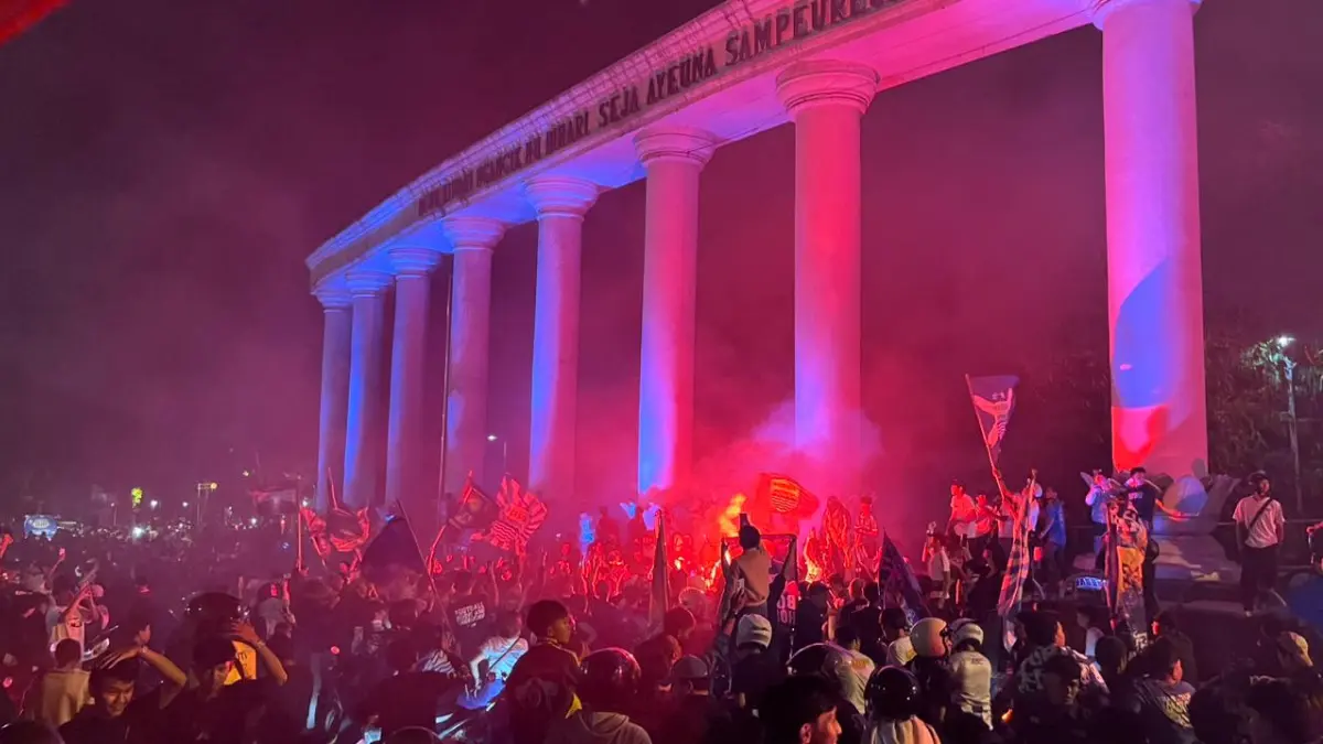 Bobotoh merayakan kemenangan Persib Bandung atas PSM Makassar di Tugu Kujang Kota Bogor, Minggu, 17 Mei 2026. (Dzikry/Radar Bogor)