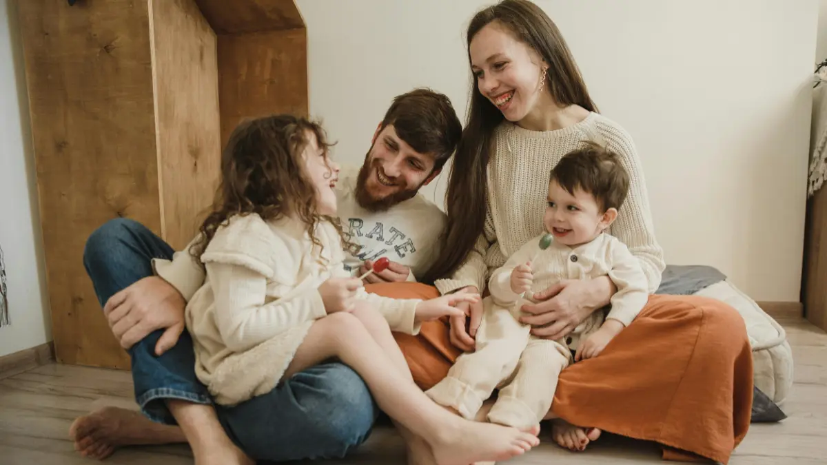 Ilustrasi orang tua yang akan mendaftarkan anak di SPMB PAUD. (Foto: Pexels/Arina Krasnikova)