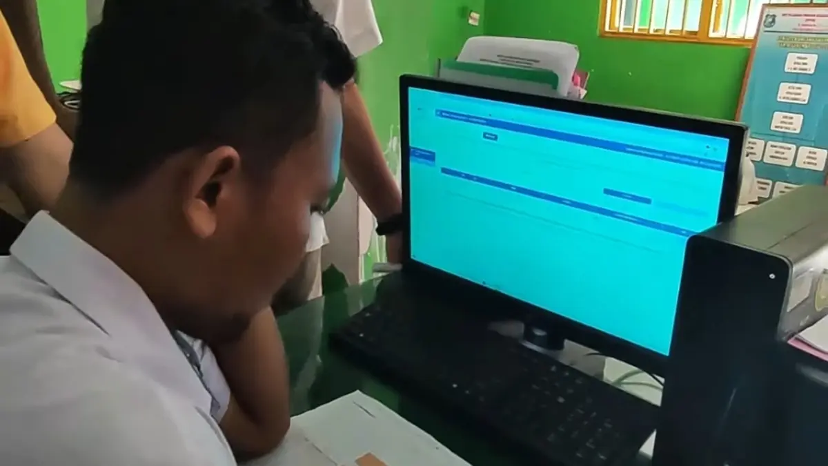 Ilustrasi pengecekan status bansos tahap dua oleh petugas. (Foto: YouTube Info Bansos)
