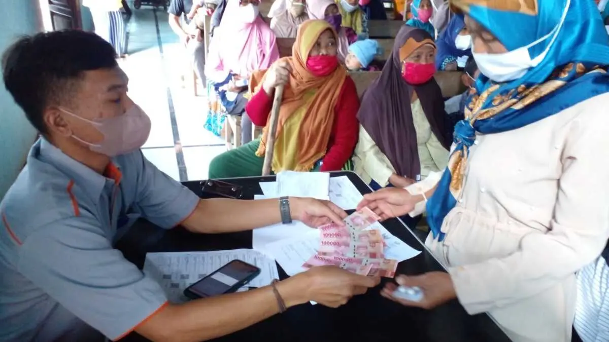 penyaluran bansos kepada KPM. (Foto: jatengprov.go.id)