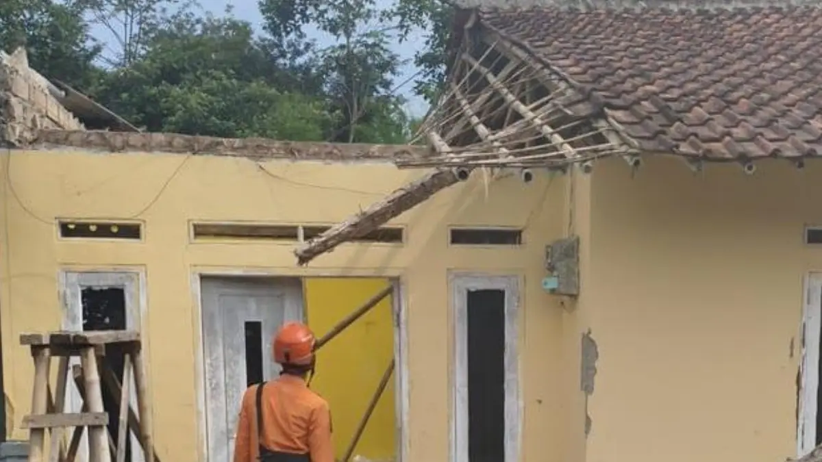 Petugas BPBD Kabupaten Bogor saat mendatangi rumah rusak milik warga di Rancabungur. (Dok. BPBD Kabupaten Bogor)