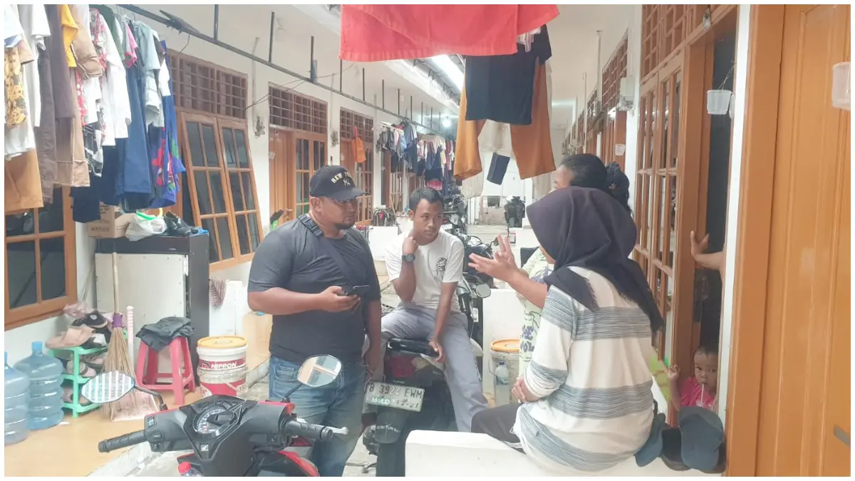 Polisi saat datangi TKP maling motor modus Nasi Padang di Kota Depok. (Foto : Kasi Humas Polres Metro Depok for Radar Bogor)
