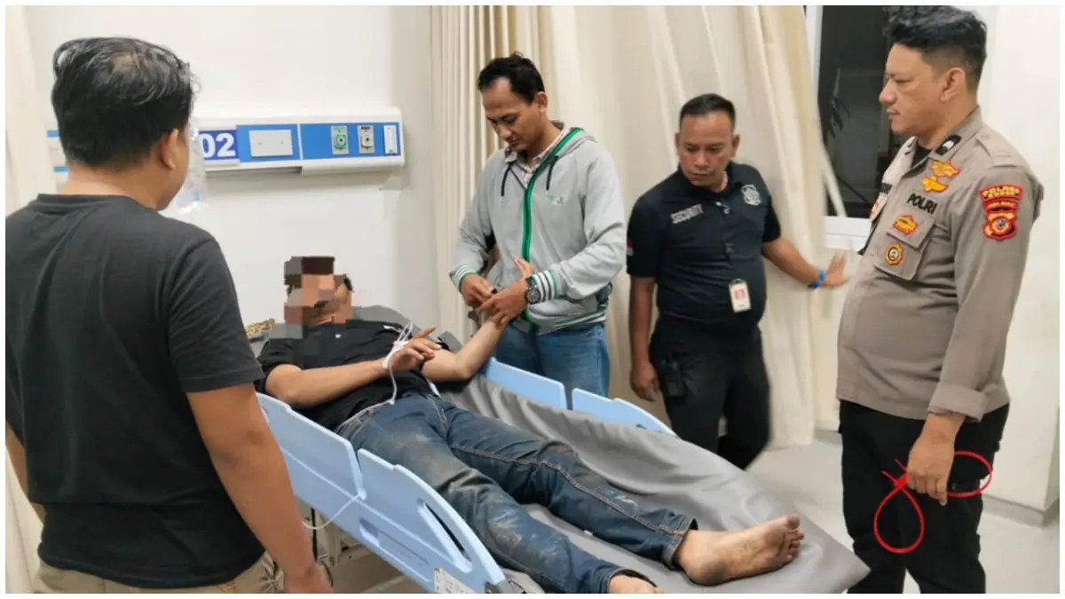 Polisi saat mendatangi pelaku pencurian tower BTS di rumah sakit usai sempat menjadi amukan warga. (Foto : Polsek Cibinong for Radar Bogor)
