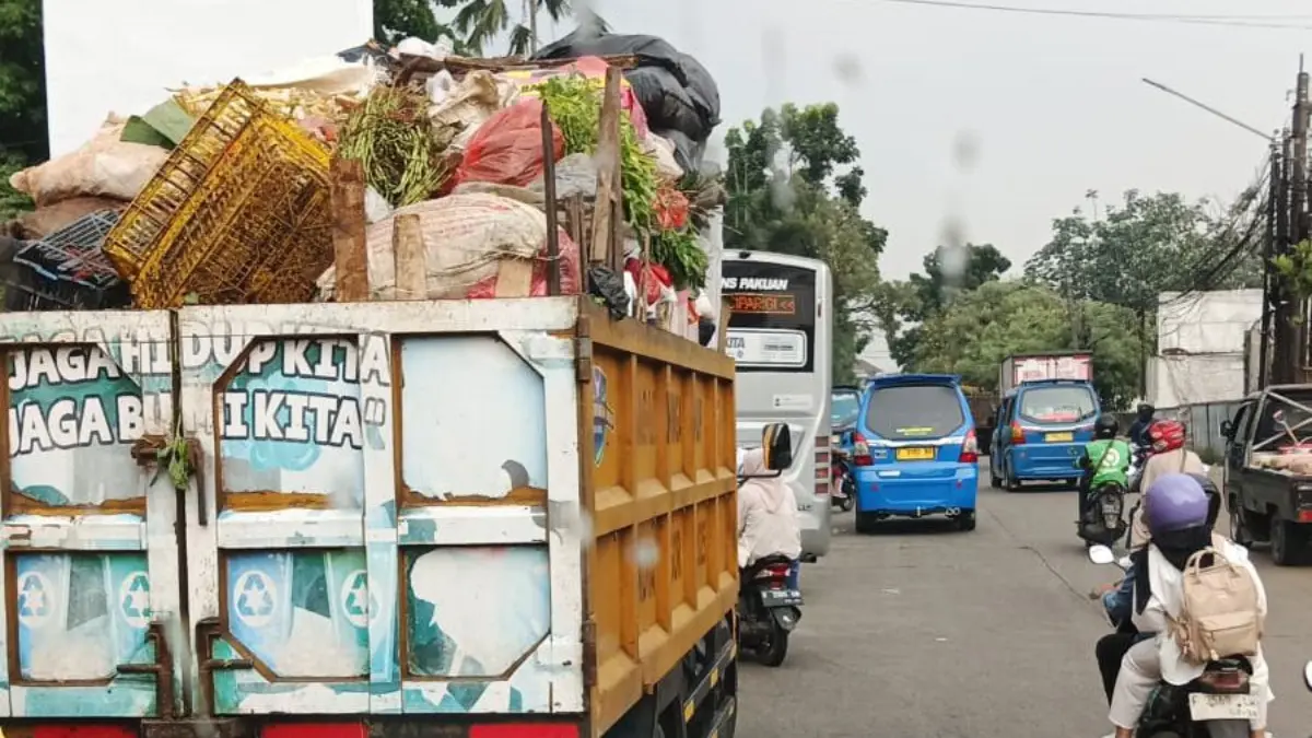 Truk mengangkut sampah di Kota Bogor. Selama long weekend mengalami peningkatan. (Dok. DLH Kota Bogor) 