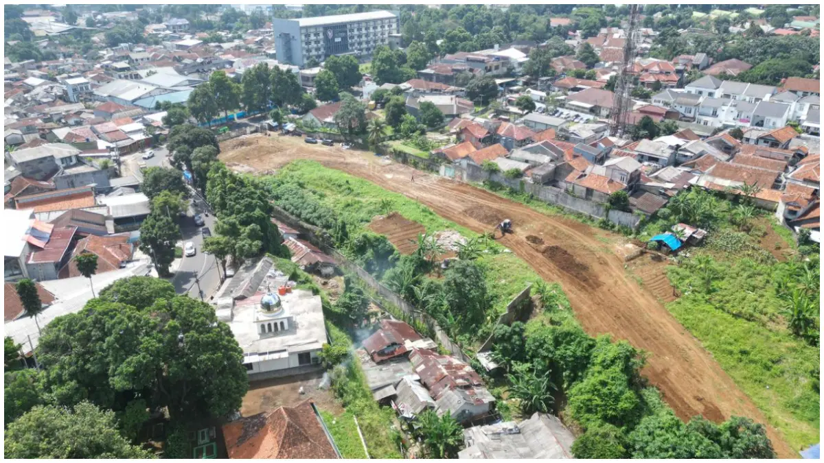 Alat berat terlihat mulai dikerahkan untuk menggarap poryek trase baru Jalan Saleh Danasasmita, Batutulis, Kota Bogor. (Foto : Dzikry/Radar Bogor)