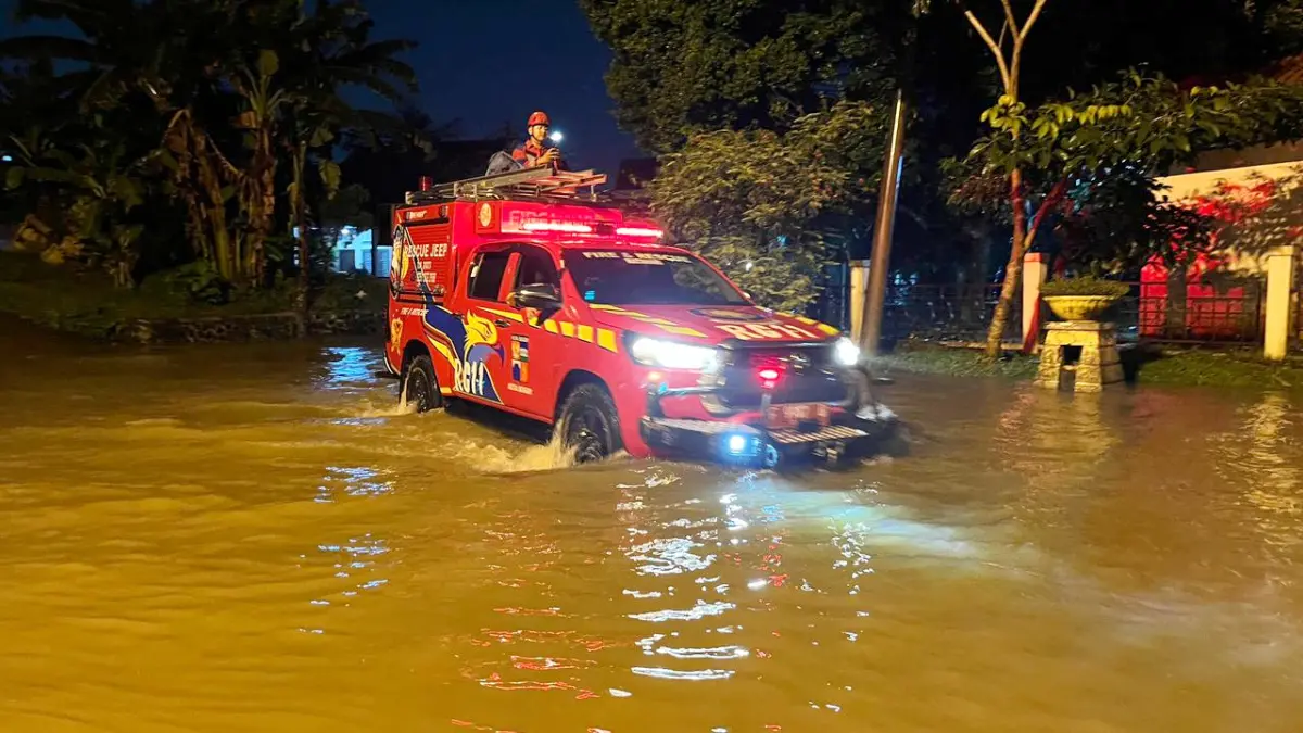 Banjir terjadi di sejumlah wilayah di Kota Bogor, Senin, 18 Mei 2026 malam. (Aziz/Radar Bogor)