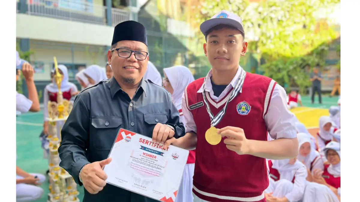 Igam, mendapatkan apresiasi Kepala SMA Kogsoro Kota Bogor atas kemenangannya di Kejuaraan Tinju. Foto: SMA Kogsoro for Radar Bogor