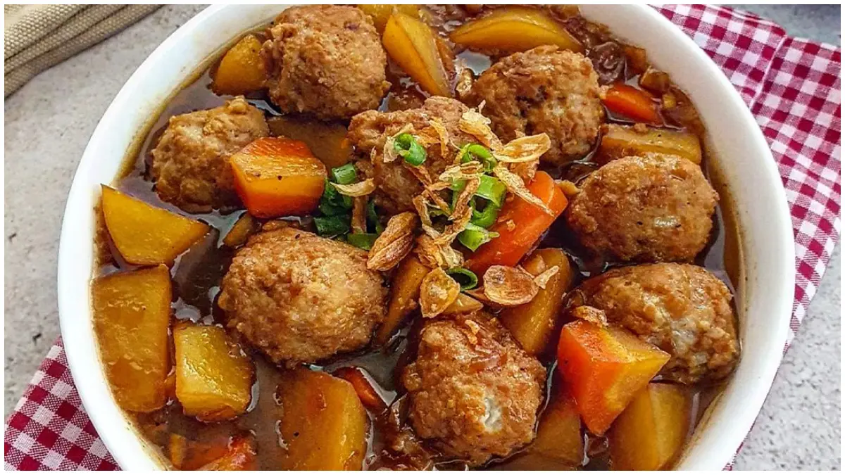 Ilustrasi menu rumahan semur bola-bola daging. Salah satu resep ini dihadirkan oleh Dapur Cantik Channel.