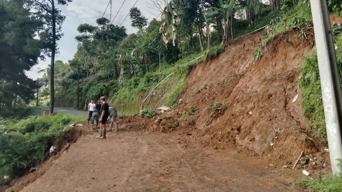 Longsor terjadi di sejumlah titik di ruas Jalan Cibeber - Malasari, Kecamatan Nanggung, Kabupaten Bogor jelang perayaan Hari Jadi Bogor (HJB) ke-544. (Dok. UPT Jajem Cigudeg)