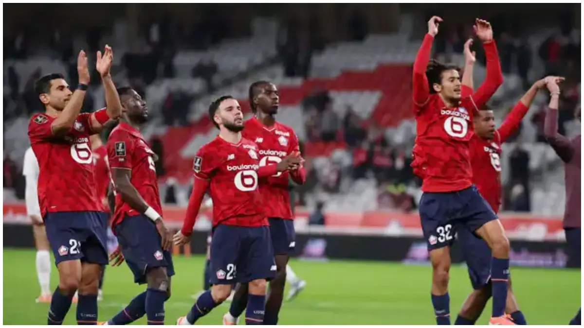 Pemain Timnas Indonesia Calvin Verdonk merayakan keberhasilan klubnya Lille lolos ke Liga Champions.