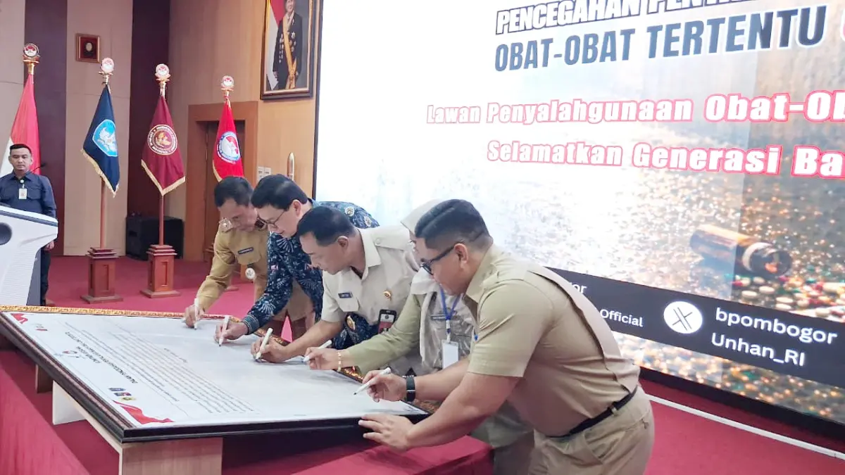 Penandatangan komitmen bersama untuk penanganan atau pencegahan penyalahgunaan OOT dan dengan lintas sektor secara simbolis di Universitas Pertahanan, Kecamatan Citeureup, Kabupaten Bogor, Senin, 18 Mei 2026. (Muhammad Ali/Radar Bogor)