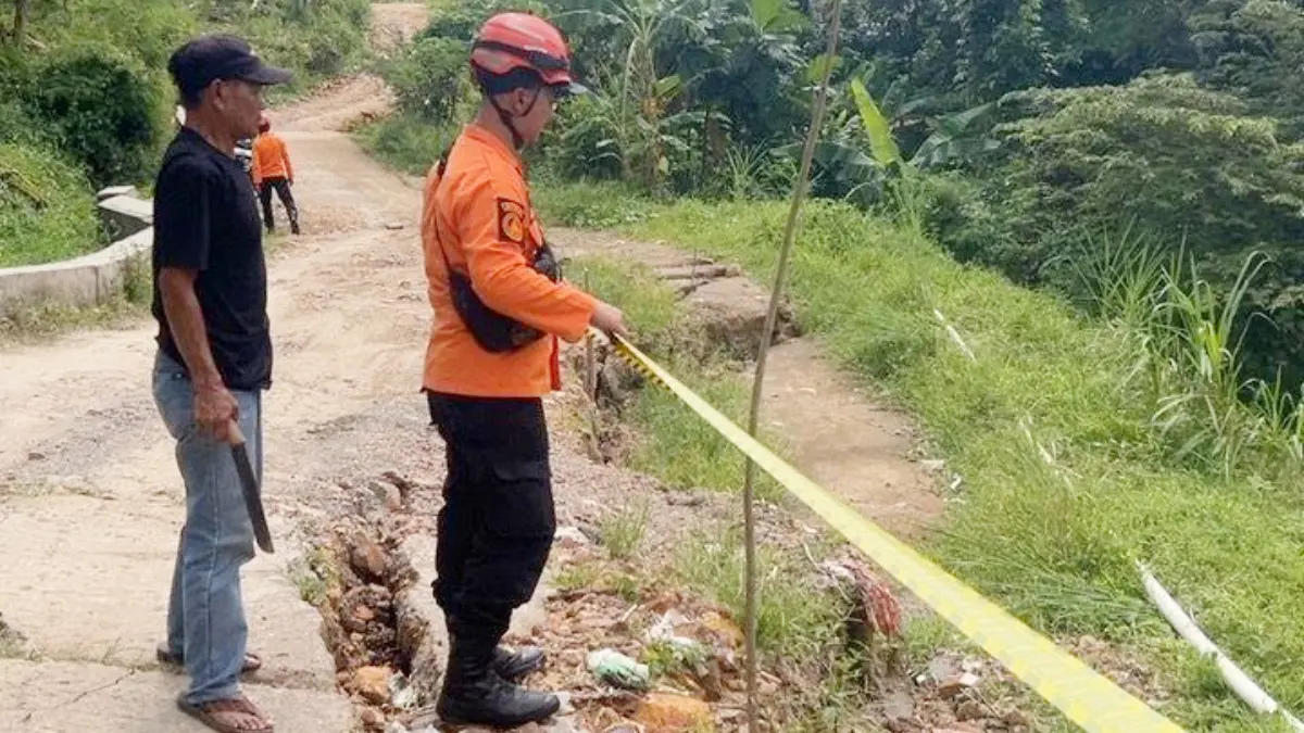 Pergerakan tanah di Desa Sukamakmur, Kecamatan Sukamakmur, Kabupaten Bogor. (BPBD Kabupaten Bogor)