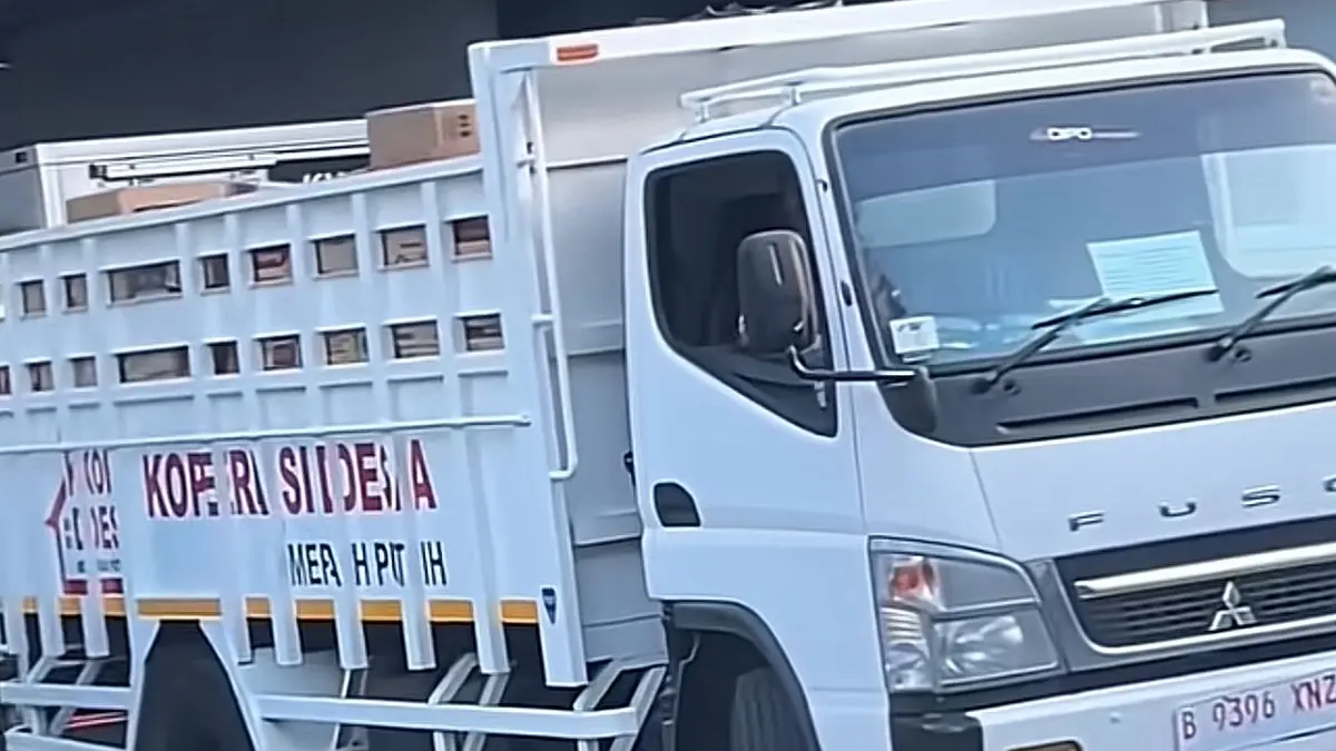 Potongan video viral yang memperlihatkan truk milik Koperasi Desa Merah Putih keluar dari gudang Indomaret. Foto: Tangkapan layar