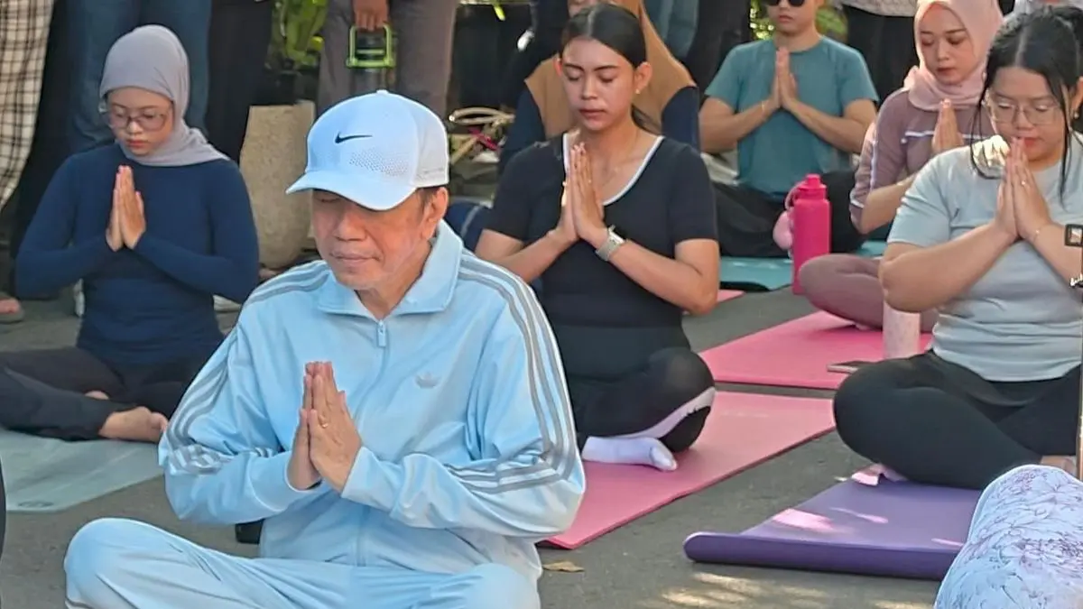 Presiden ke 7 RI Jokowi saat ikuti sesi Yoga di dekat rumahnya. Foto: IST