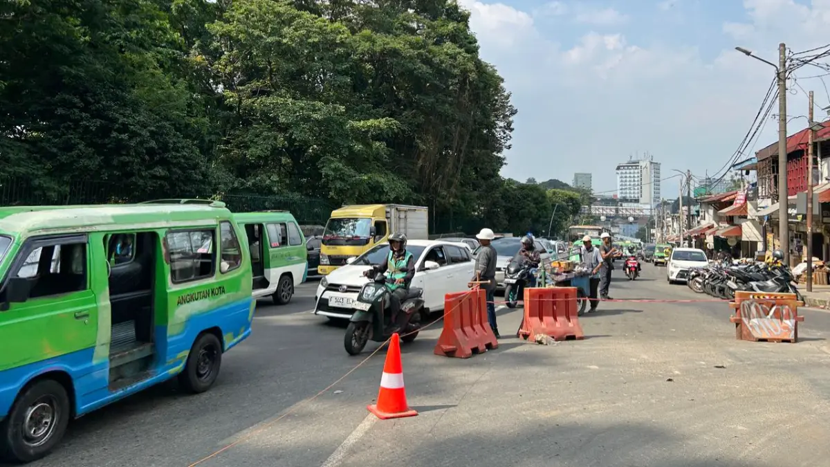 Ruas Jalan Otista Kota Bogor tepatnya di depan gedung bekas Plaza Bogor dipersempit. (Fauzan/Radar Bogor)