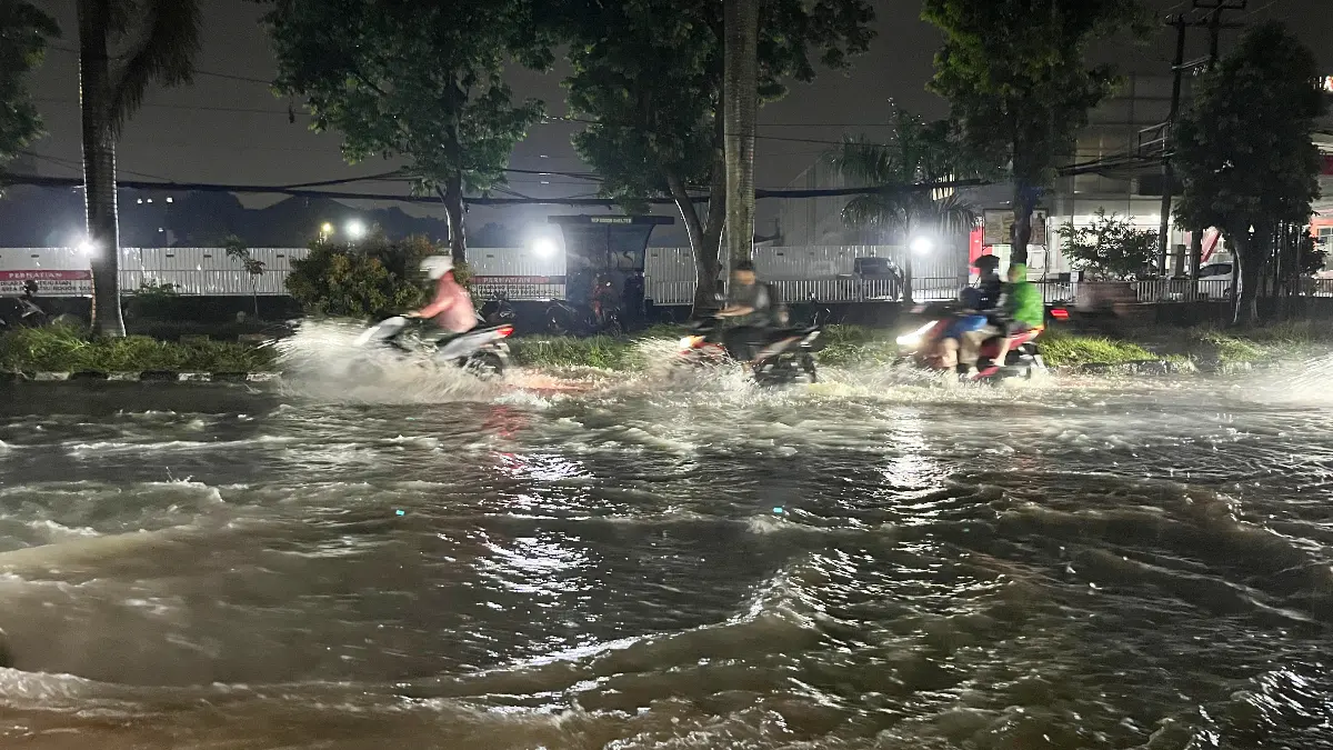 Sejumlah wilayah di Kota Bogor terendam banjir, meliputi permukiman warga hingga ruas jalan utama, Senin, 18 Mei 2026. (Aziz/Radar Bogor)