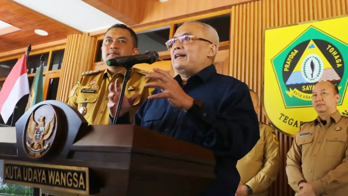 Sekretaris Kementerian Pemuda dan Olahraga (Kemenpora) Gunawan Suswantoro didampingi Bupati Bogor Rudy Susmanto usai rapat koordinasi pembangunan sport center di Kabupaten Bogor. (Hendi Novian/Radar Bogor)