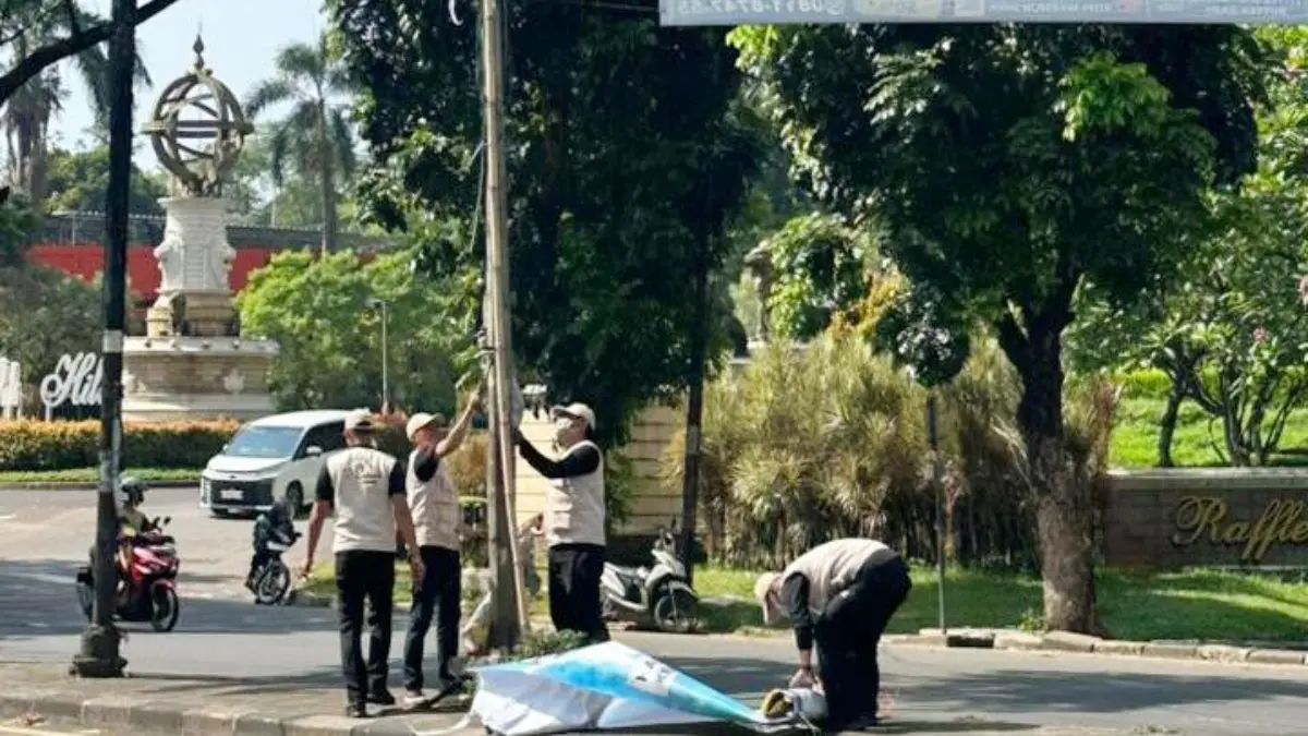 Tim Maung Depok mencopot spanduk dan baliho tak berizin di Jalan Transyogi Depok Senin, 18 Mei 2026. (Dok. Ketua Tim Maung ASRI Depok)