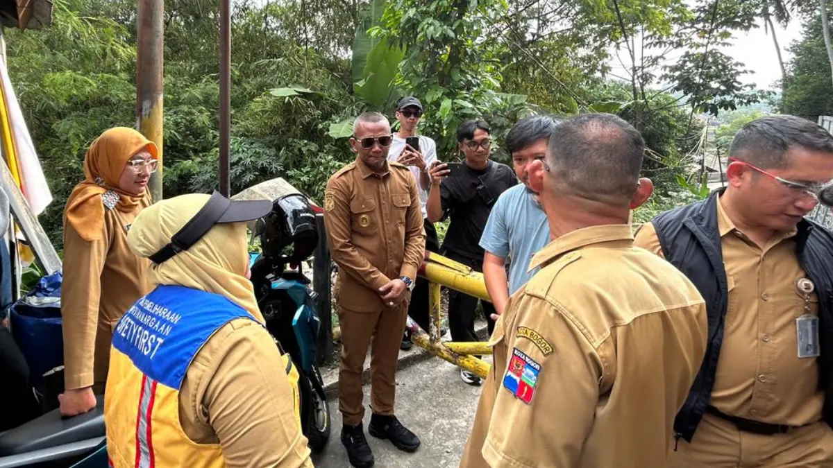 Wakil Wali Kota Bogor Jenal Mutaqin saat meninjau Jalan Sekip yang menjadi akses alternatif Batutulis. (Dzikry/Radar Bogor)