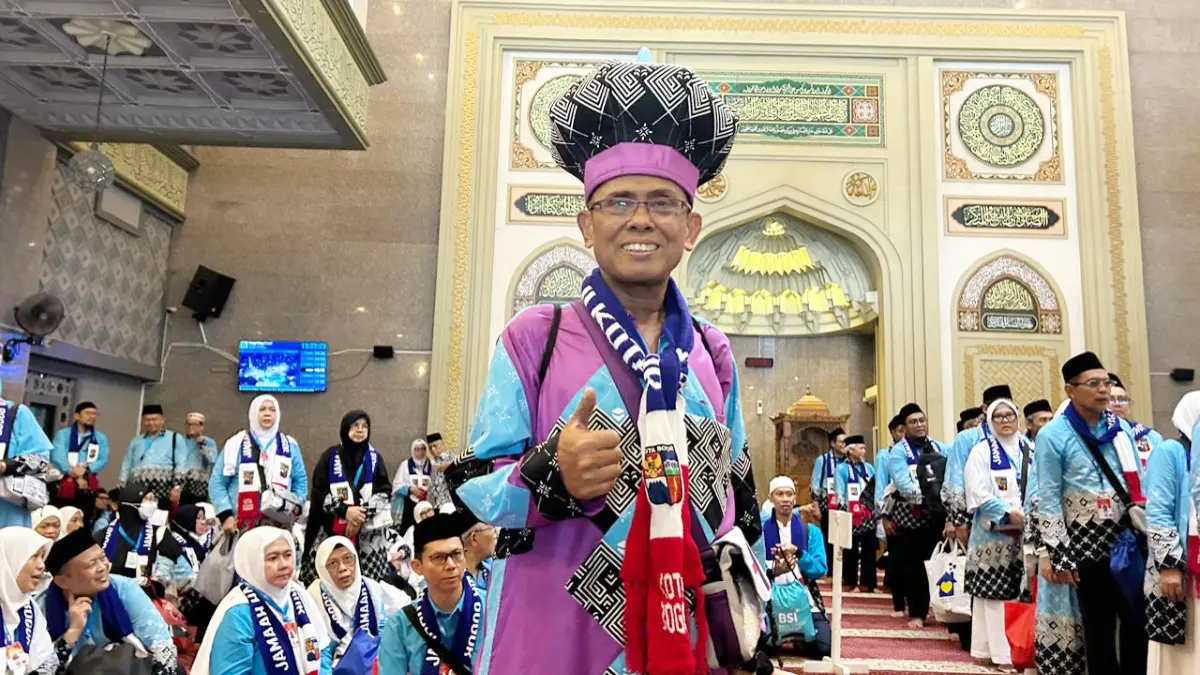 Afifi pembimbing jamaah haji asal Kota Bogor dengan penampilan nyentrik yang menyedot perhatian. (Fauzan/Radar Bogor)